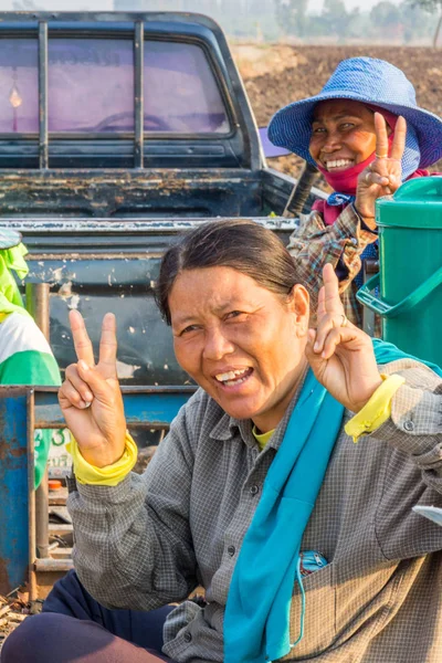 Portrait of two women farm workers — Stock Photo, Image