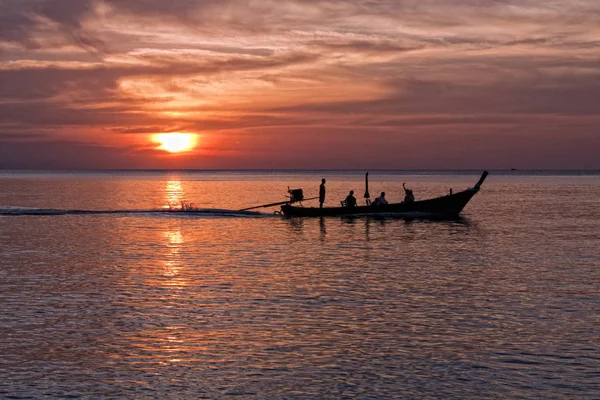 Langschwanzboot bei Sonnenuntergang, Nai Yang Strand, Phuket, Thailand — Stockfoto