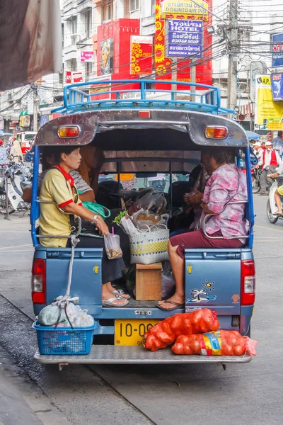 Phuket Tajlandia Stycznia 2012 Ludzie Wkurzony Lokalnym Autobusie Opuszczających Rynek — Zdjęcie stockowe