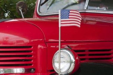 Phuket, Tayland - 4 Haziran 2912: Klasik Amerikan Dodge kamyon ve Abd bayrağı. Araç restore edildi.