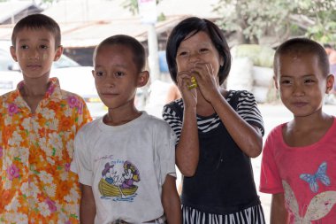 4 Birmanyalı çocuklar