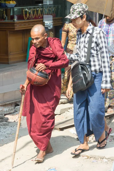 Um monge cego é ajudado do outro lado da estrada — Fotografia de Stock