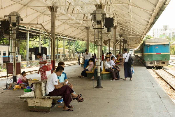 Yangon main railway station — Stock Photo, Image