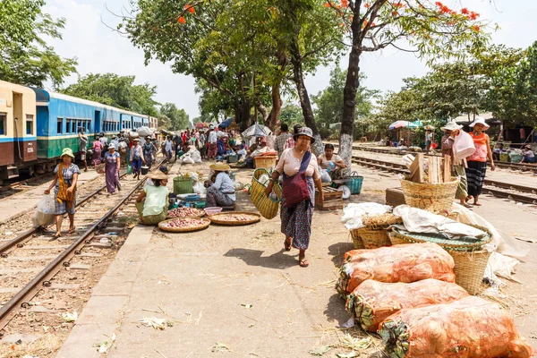 Рынок проходит на платформе железнодорожного вокзала . — стоковое фото
