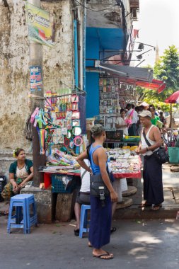 Tipik Yangon sokak
