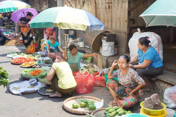Mercado de rua em yangon — Fotografia de Stock