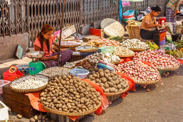 Mujeres vendiendo verduras — Foto de Stock