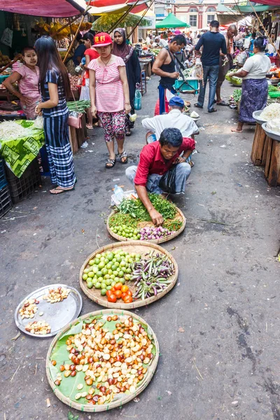 Vendedores que venden productos — Foto de Stock