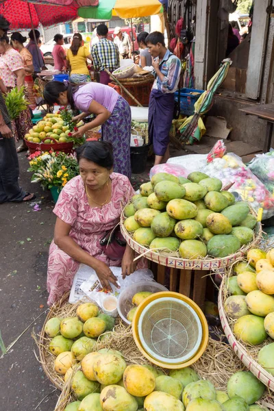 Yangon, Myanmar semt pazarı — Stok fotoğraf