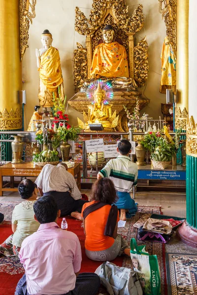 Adoradores rezando en Shwedagon —  Fotos de Stock
