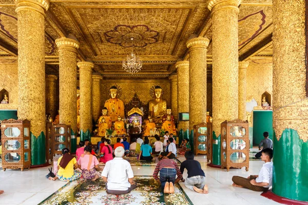 Shwedagon'da dua eden ibadet edenler — Stok fotoğraf