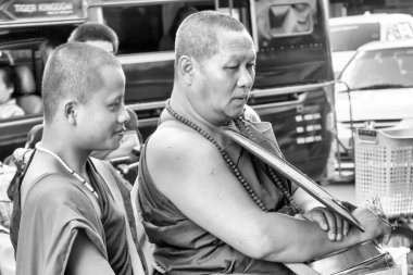 Sadaka toplayan keşişler 