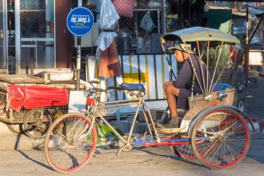 Rickshaw ve sürücü Chiang Mai, Tayland iş bekliyor