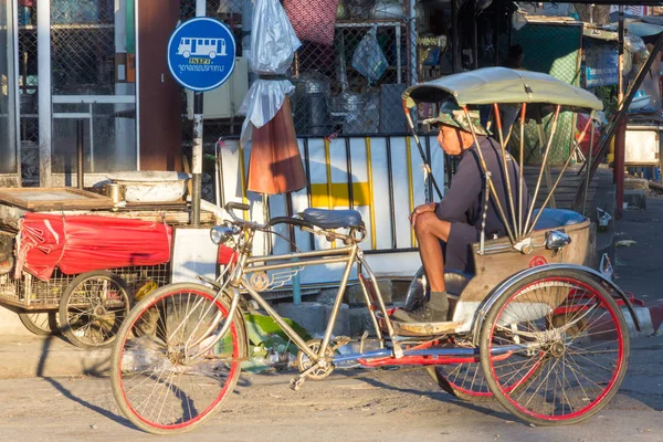 Rickshaw y conductor esperando por negocios en Chiang Mai, Tailandia — Foto de Stock