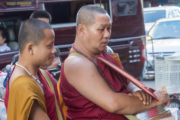 Монахи ждут милостыню на утреннем рынке в Чиангмае — стоковое фото