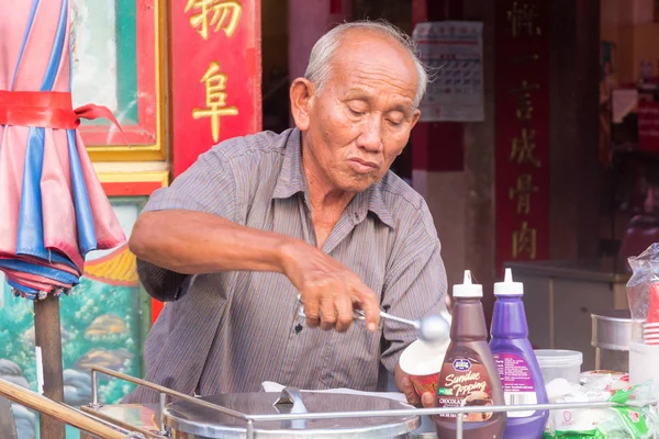 Adam satış ve C bir Çin tapınağı outiside dondurma hizmet — Stok fotoğraf