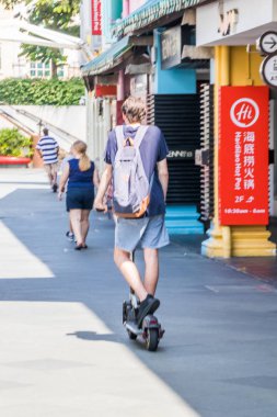 Kişisel scooter üzerinde Adam