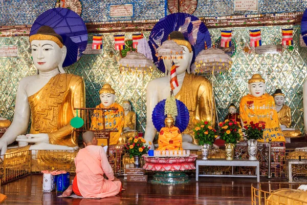 Monaci che pregano a Shwedagon — Foto Stock