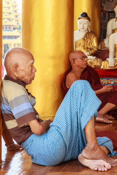 Aanbidders bidden in Shwedagon — Stockfoto