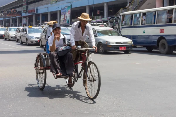 Rickshaw driver and passenger — Stock Photo, Image