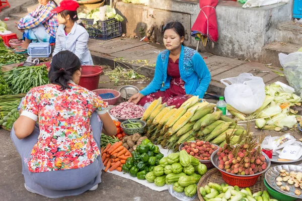 Mercado callejero en Yangon, Myanmar — Foto de Stock