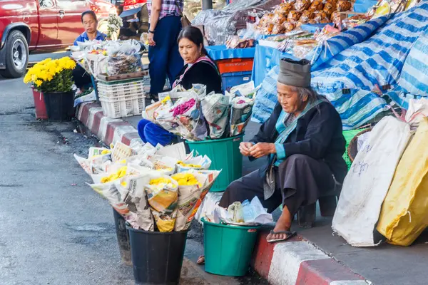 Étnica colina tribu mujeres venta flores . — Foto de Stock