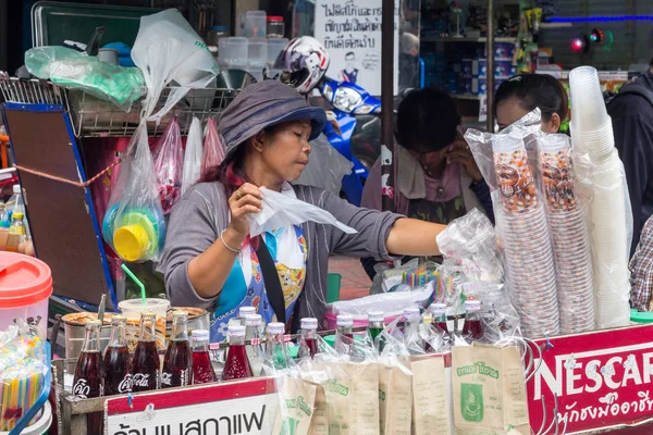 Mulher vendendo bebidas — Fotografia de Stock