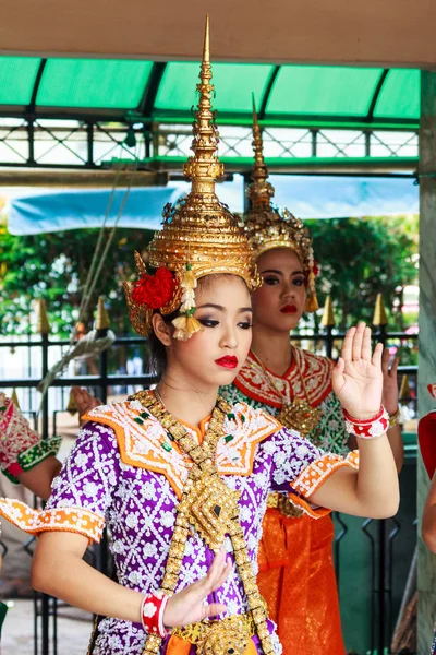 Krásná tanečnice v Erawan svatyni — Stock fotografie