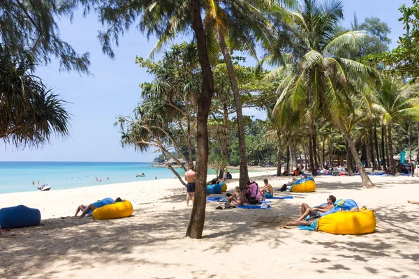 People relaxing under trees — Stock Photo, Image