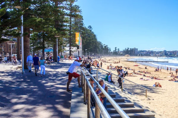 People enjoying the promenade and beach. — Stock Photo, Image