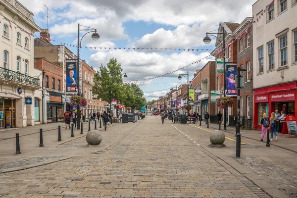 High Street'i aşağı görüntüleyin.