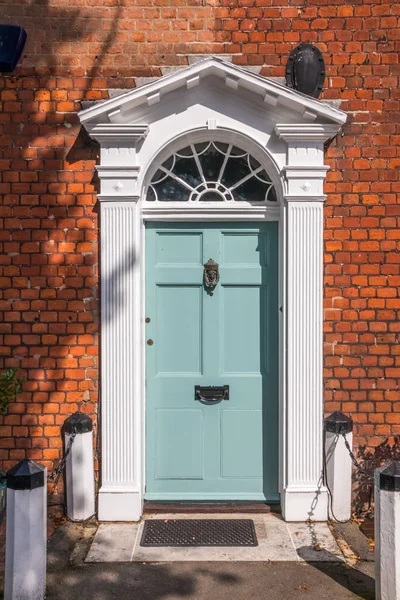 White front door — Stock Photo, Image