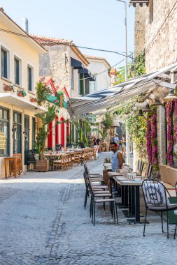 Adam bir kafe restoranında oturdu