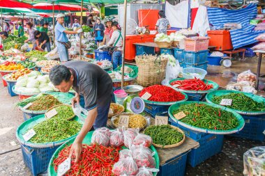 Khlong Toei pazarında biber satan adam.. 