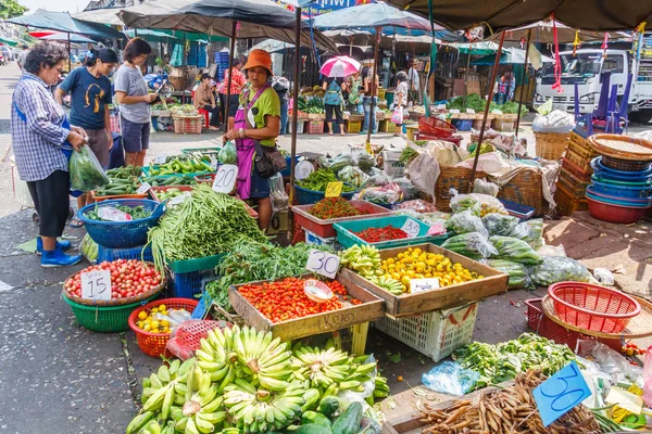 Mujer vendiendo frutas y verduras en Khlong Toei — Foto de Stock