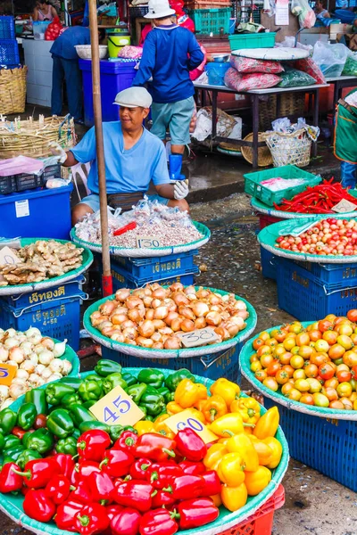 Gemüseverkäufer auf dem Khlong Toei Markt, — Stockfoto