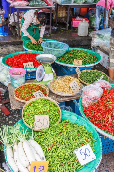 Vendedor de verduras en el mercado Khlong Toei , — Foto de Stock