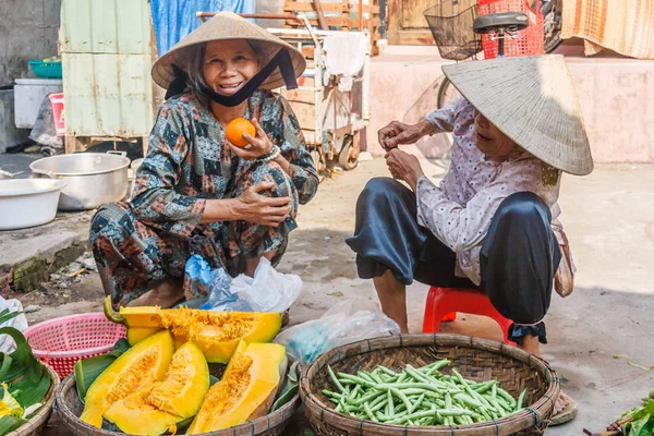 Frauen verkaufen Obst und Gemüse — Stockfoto