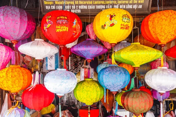 Lanternes traditionnelles suspendues dans un magasin . — Photo