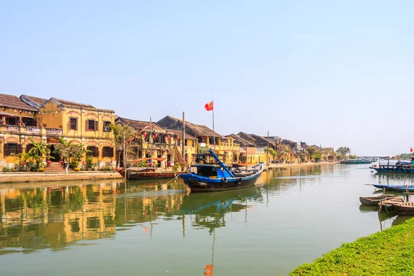 Traditional fishing boat moored on the river — Stock Photo, Image