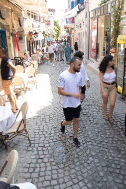 Alışveriş sokağındaki turistler