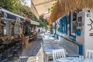 Dar bir sokakta şirin restoranlar.