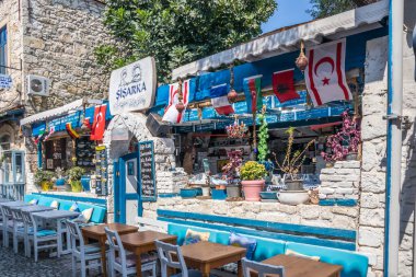 Dar bir sokakta şirin restoranlar.