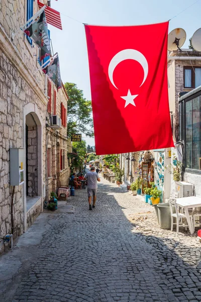 Displaying the Turkish flag. — Stock Photo, Image