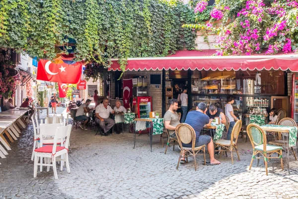 Touristen sitzen in einem Café. — Stockfoto