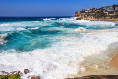 Coogee 'den Bondi sahil yürüyüşüne kadar dalgalı denizler.