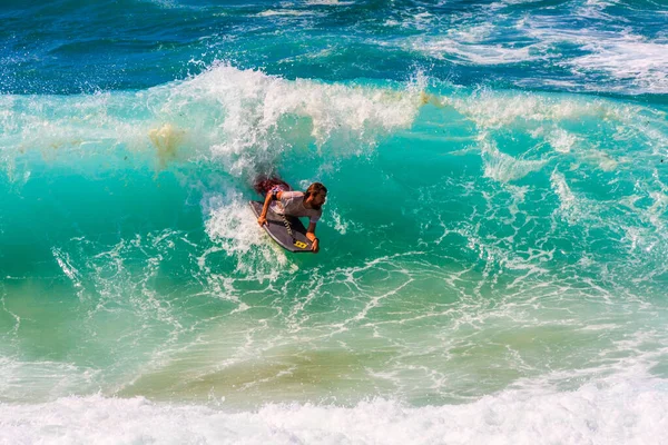 Uomo che fa surf su un'onda . — Foto Stock