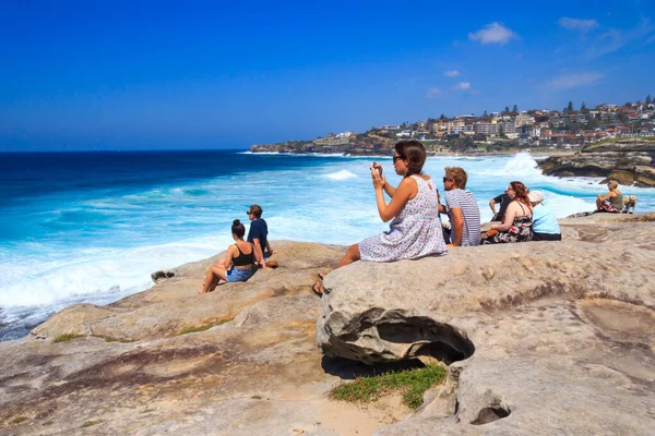 Sydney Australia Marzo 2013 Gente Sentó Cima Acantilado Viendo Surfistas —  Fotos de Stock