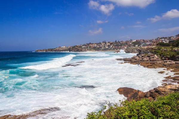 Mer agitée par Bronte sur la promenade côtière Coogee-Bondi — Photo