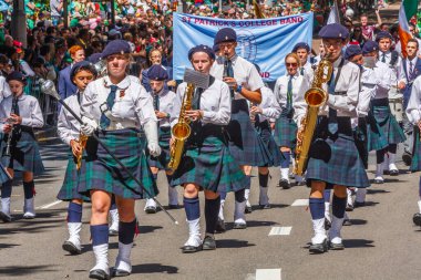 St. Patricks kolej bandosu yürüyüşü